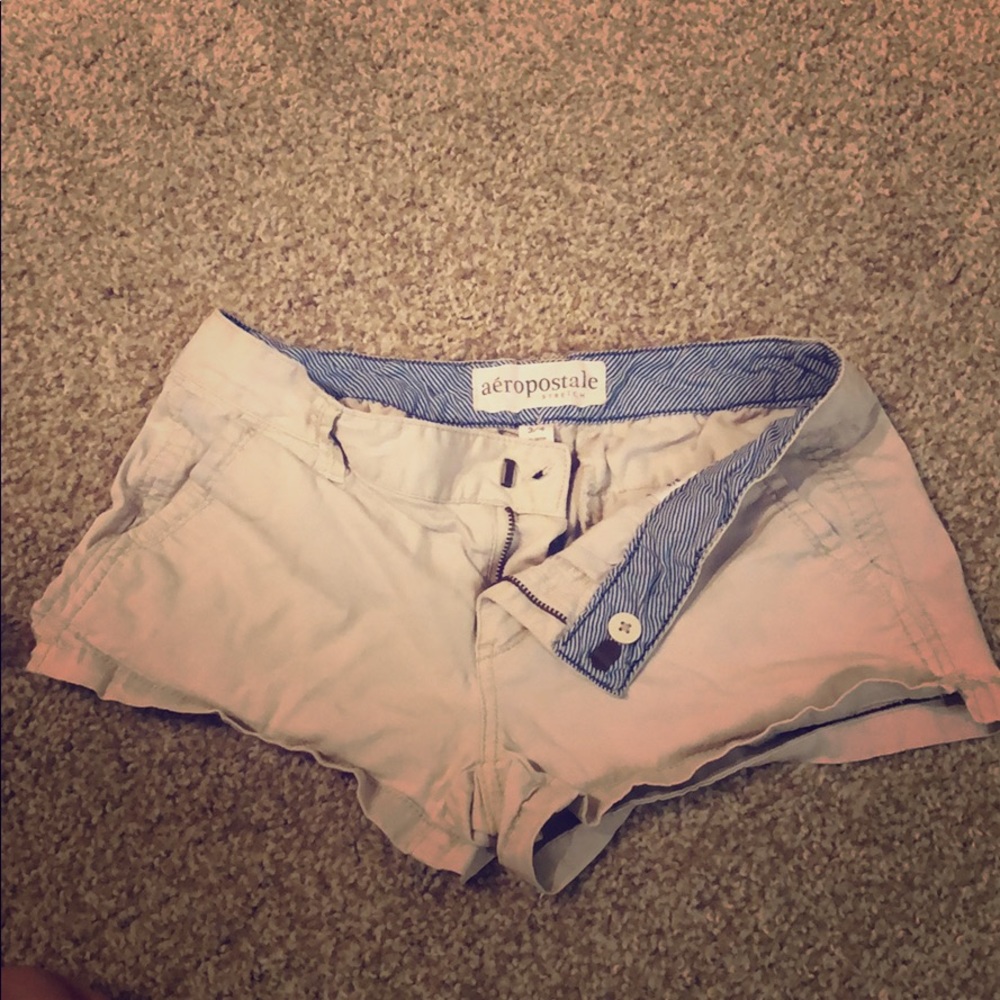 Beige stretchy shorts